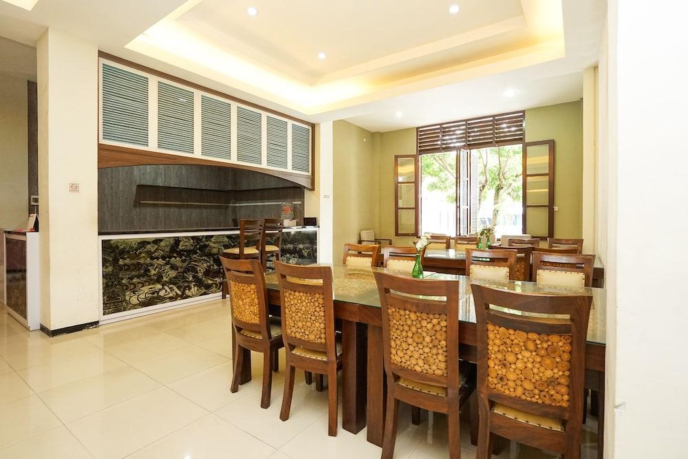 Oyo 282 Putri Utari Residence Malang Exteriör bild