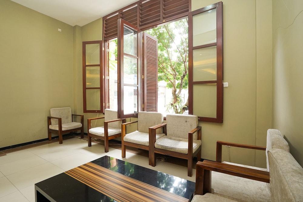 Oyo 282 Putri Utari Residence Malang Exteriör bild