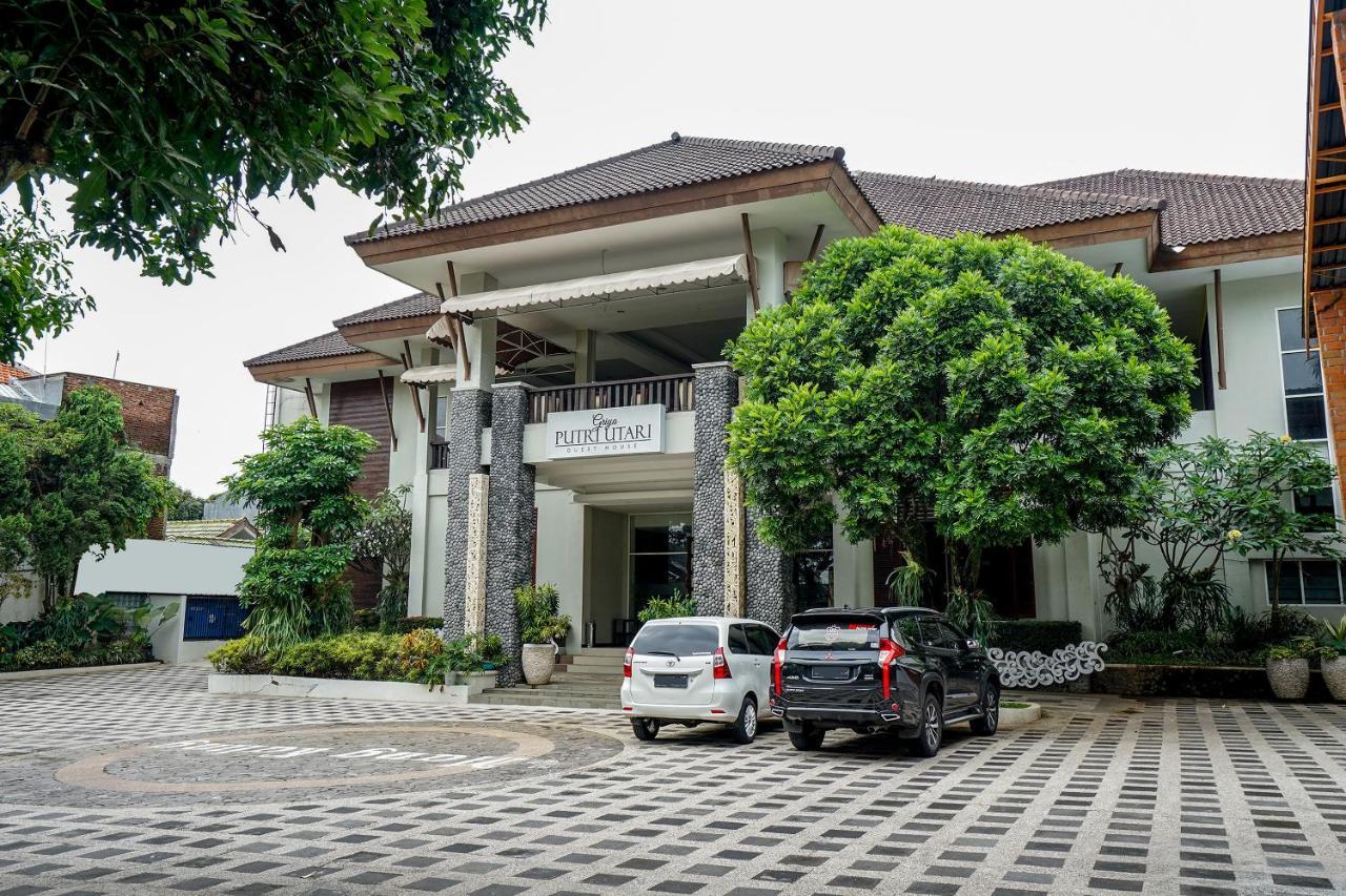 Oyo 282 Putri Utari Residence Malang Exteriör bild