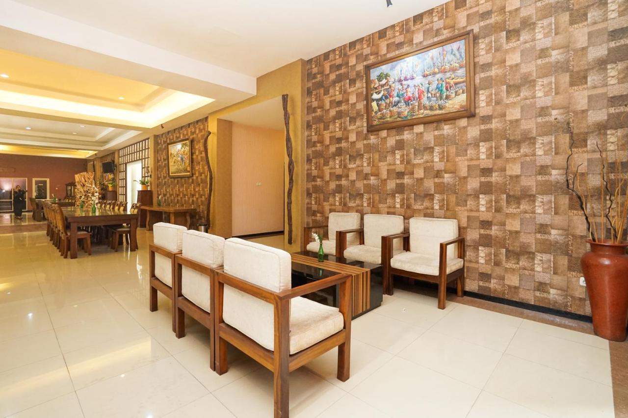 Oyo 282 Putri Utari Residence Malang Exteriör bild