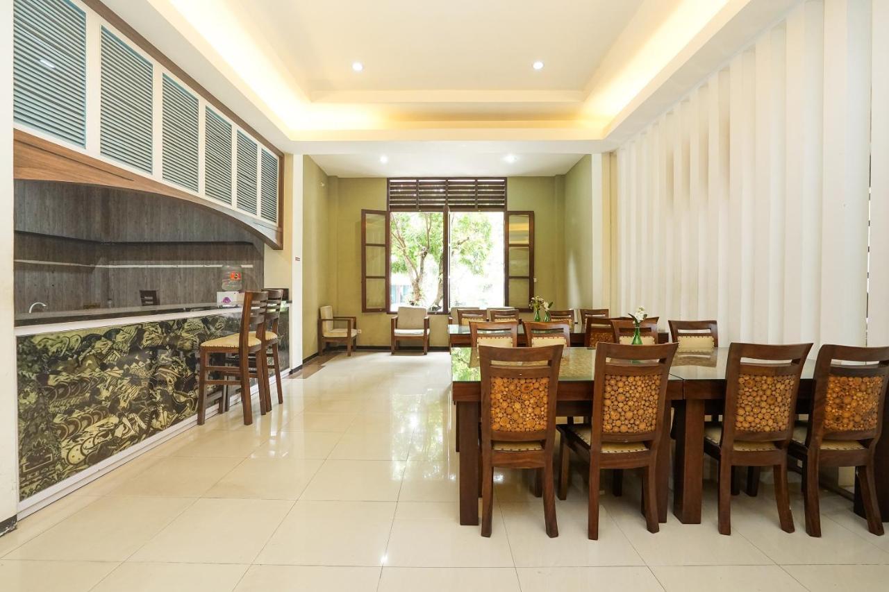 Oyo 282 Putri Utari Residence Malang Exteriör bild